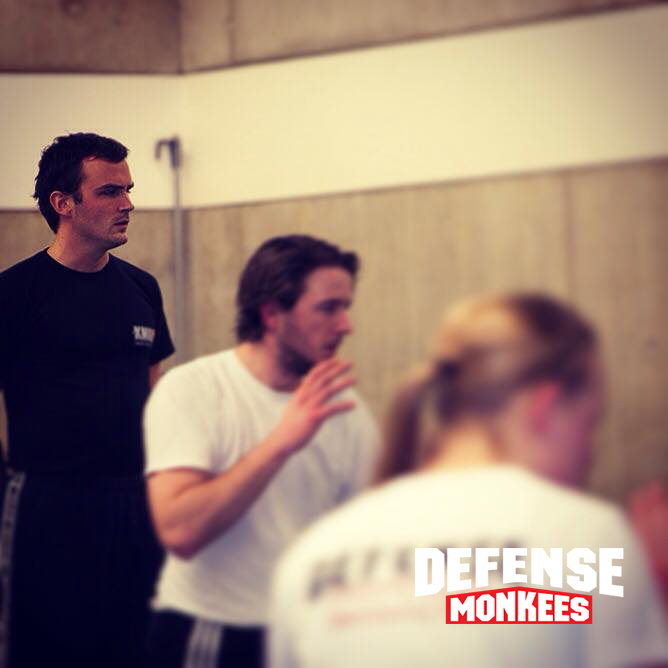 Krav Maga instructeurs van DefenseMonkees begeleiden cursisten tijdens een groepsles zelfverdediging, met focus op techniek, veiligheid en persoonlijke coaching.