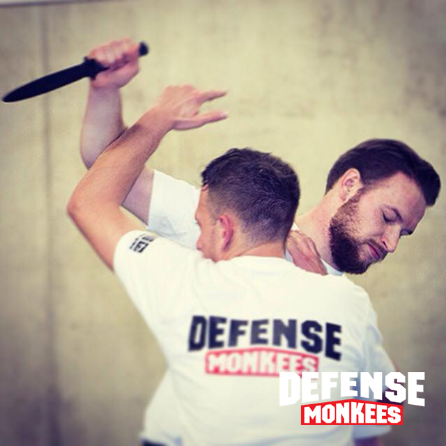 Krav Maga training bij DefenseMonkees waarbij cursisten realistische technieken oefenen om zich te verdedigen tegen een mesaanval tijdens een zelfverdedigingsles.