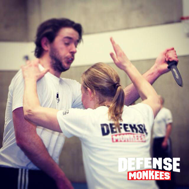Krav Maga zelfverdedigingstraining bij DefenseMonkees waarbij een cursist realistische technieken oefent tegen een mesdreiging onder begeleiding van een instructeur.