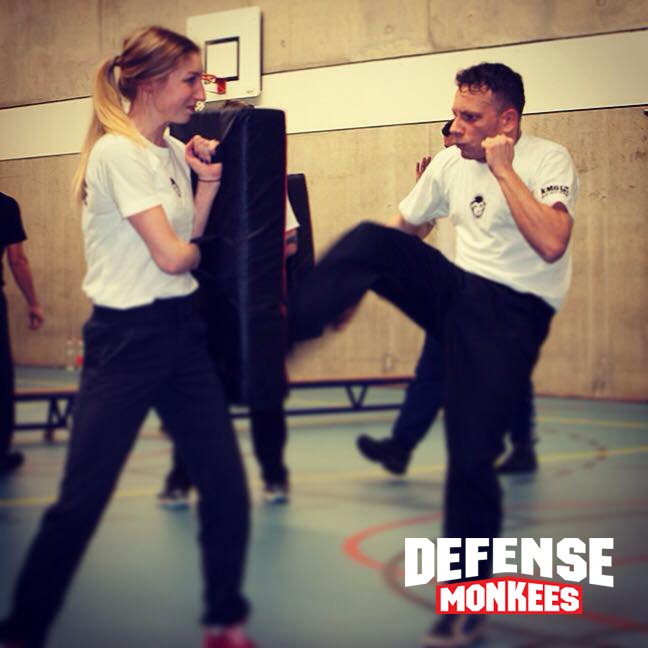 Krav Maga training bij DefenseMonkees waarbij een cursist een traptechniek oefent op een stootkussen tijdens een realistische zelfverdedigingsles in de sportschool.